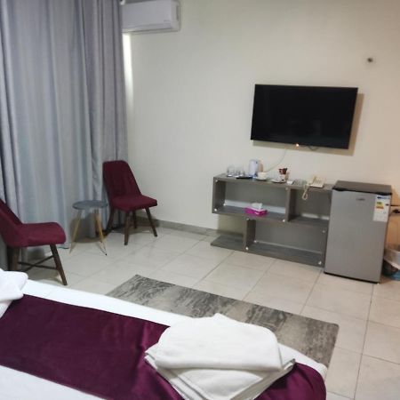 Golden Plaza Hotel Аман Екстериор снимка