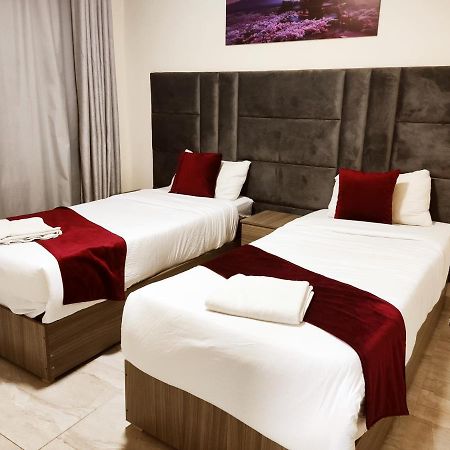 Golden Plaza Hotel Аман Екстериор снимка
