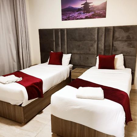 Golden Plaza Hotel Аман Екстериор снимка