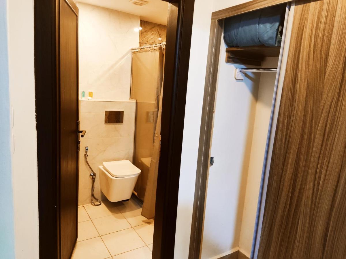 Golden Plaza Hotel Аман Екстериор снимка