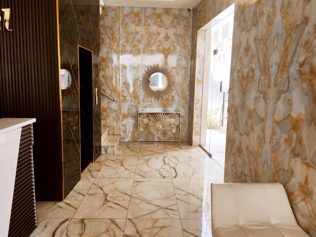 Golden Plaza Hotel Аман Екстериор снимка