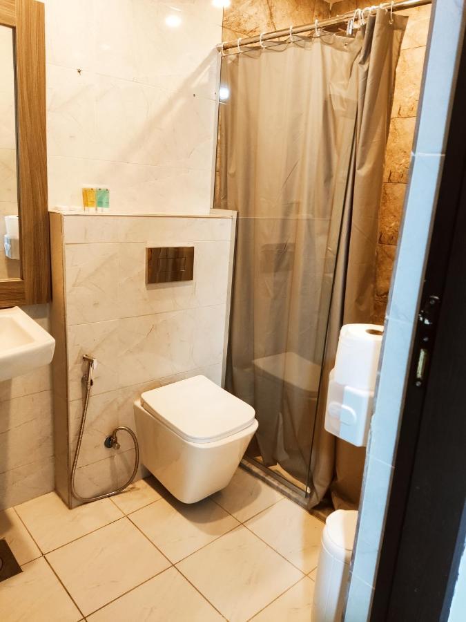 Golden Plaza Hotel Аман Екстериор снимка