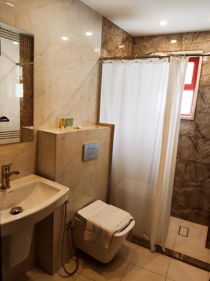 Golden Plaza Hotel Аман Екстериор снимка