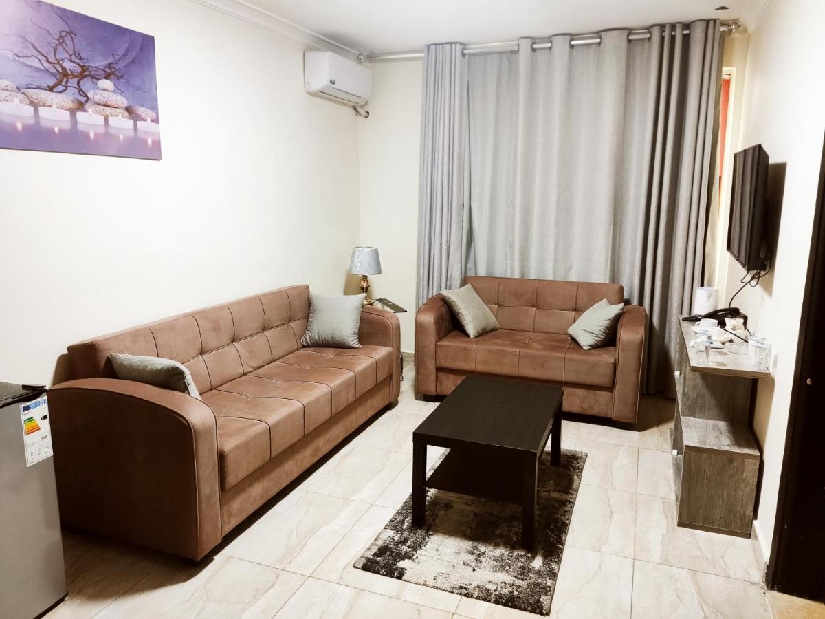 Golden Plaza Hotel Аман Екстериор снимка