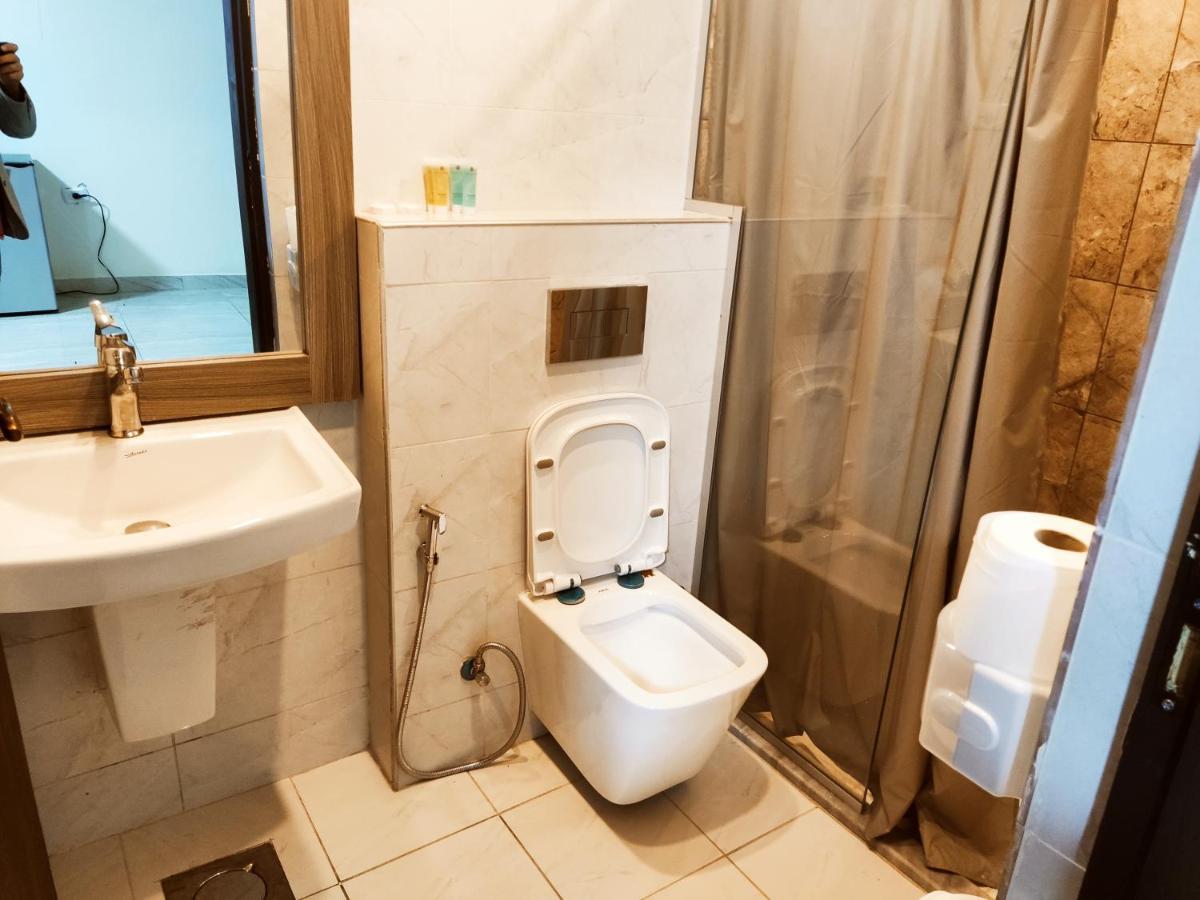 Golden Plaza Hotel Аман Екстериор снимка