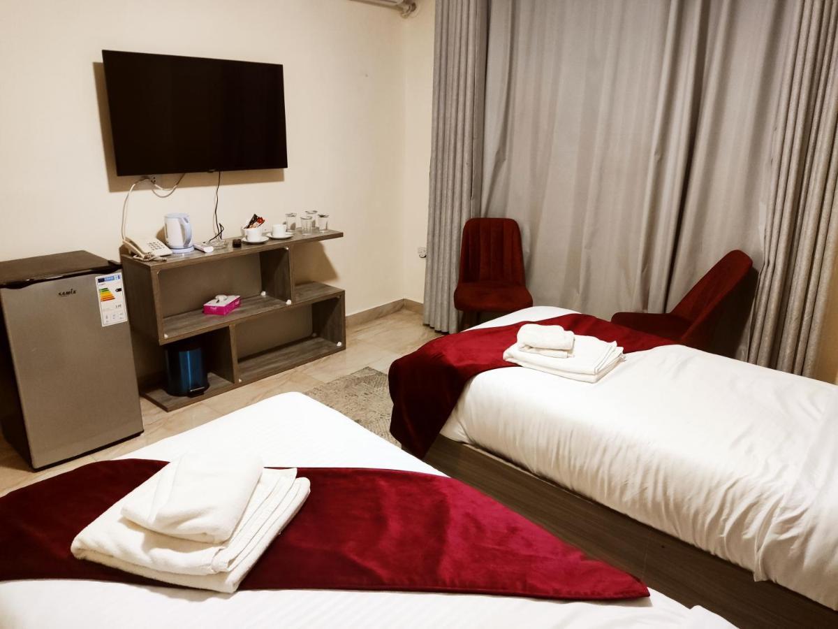 Golden Plaza Hotel Аман Екстериор снимка