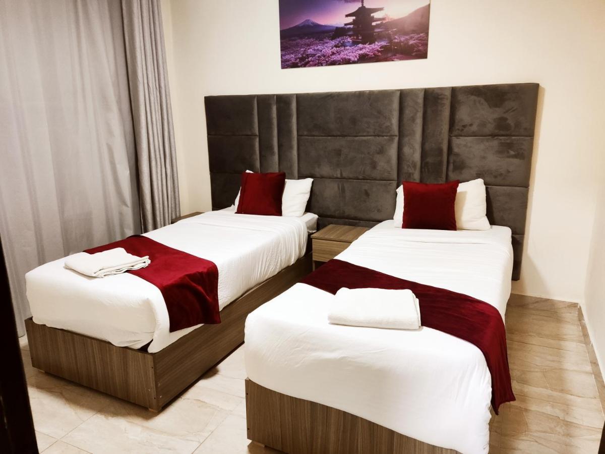 Golden Plaza Hotel Аман Екстериор снимка