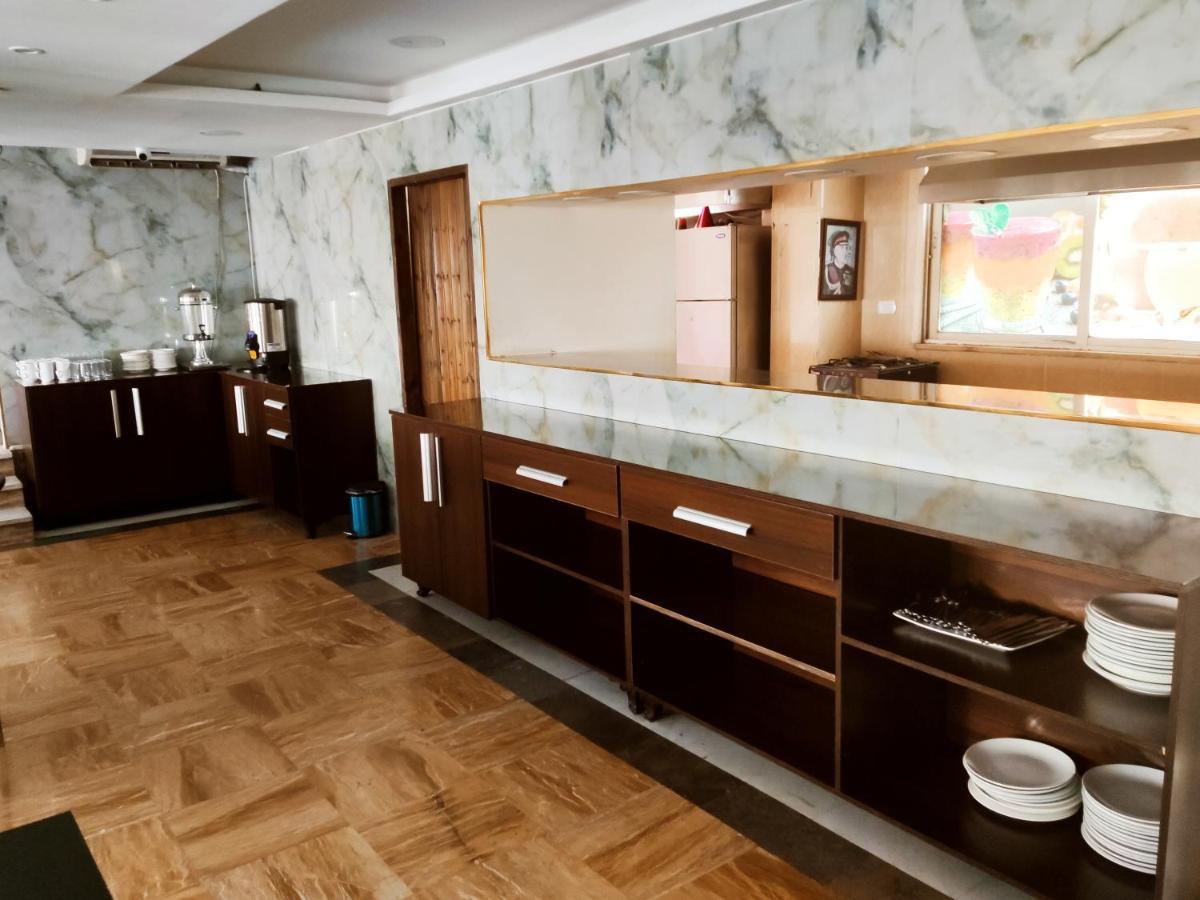 Golden Plaza Hotel Аман Екстериор снимка