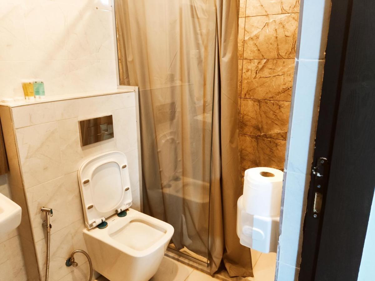 Golden Plaza Hotel Аман Екстериор снимка