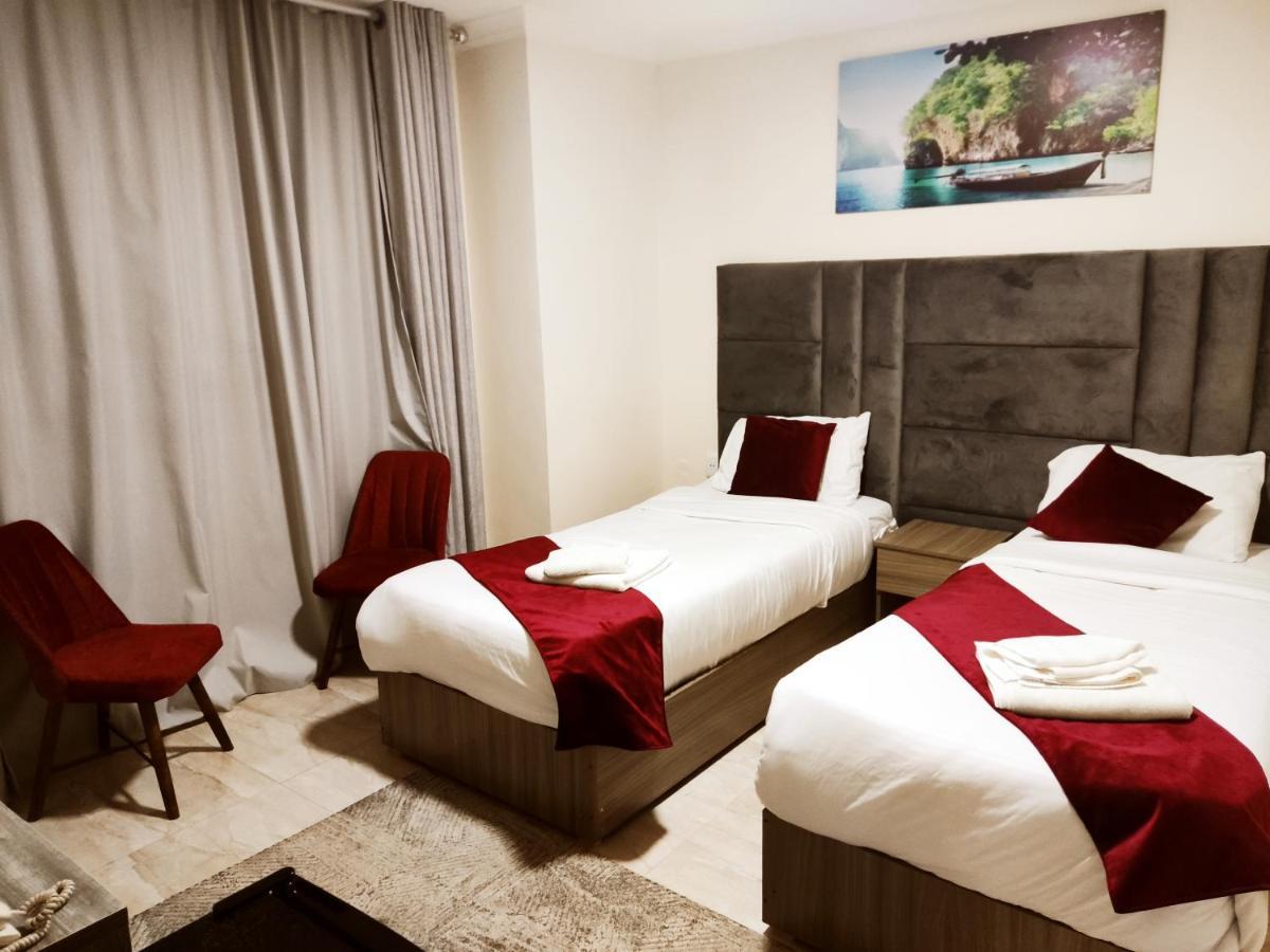 Golden Plaza Hotel Аман Екстериор снимка