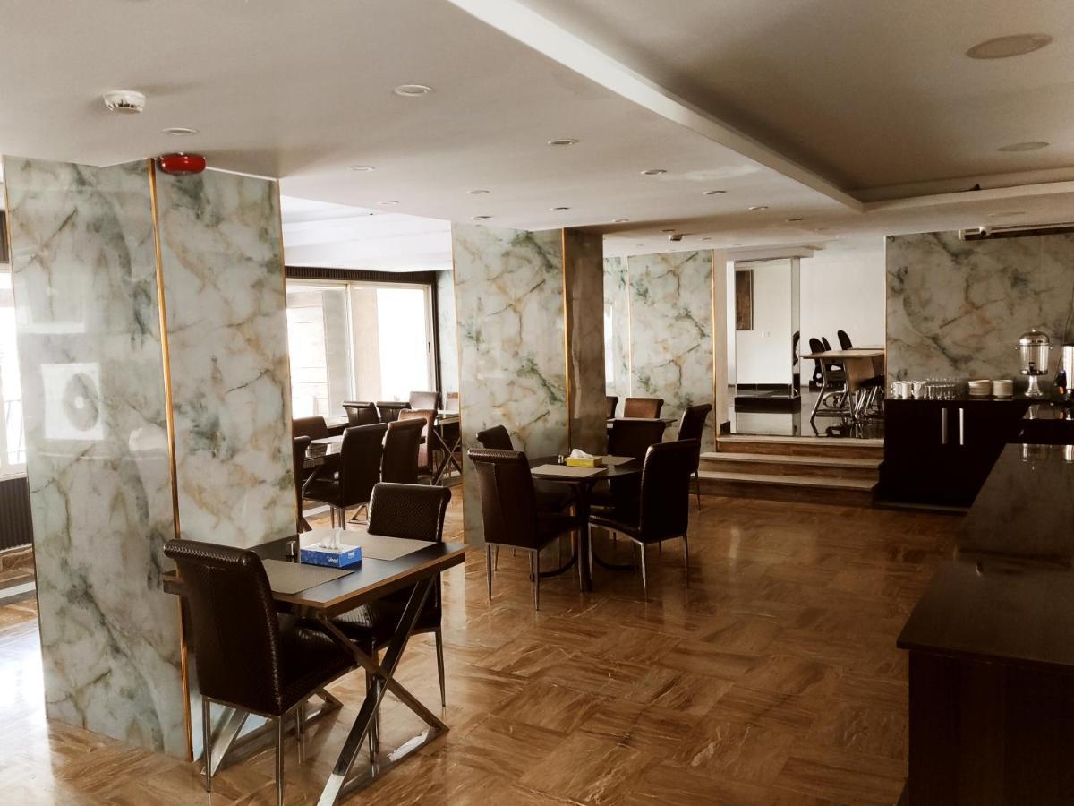Golden Plaza Hotel Аман Екстериор снимка