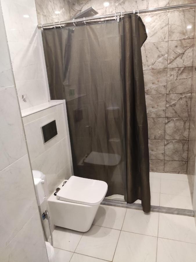 Golden Plaza Hotel Аман Екстериор снимка