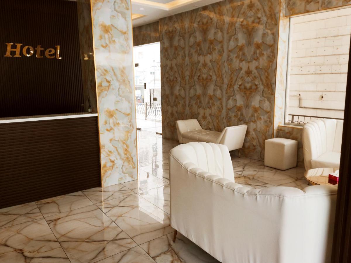 Golden Plaza Hotel Аман Екстериор снимка