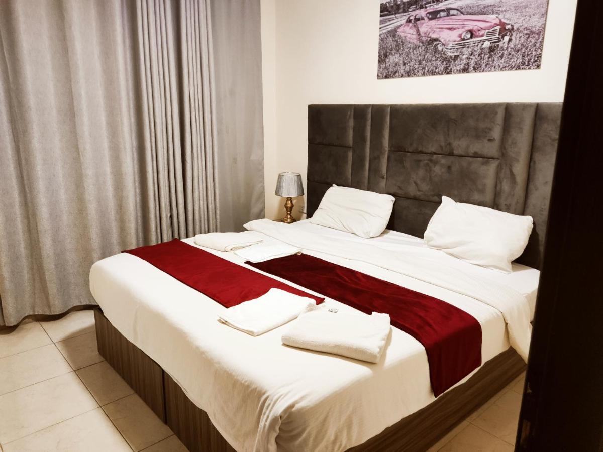 Golden Plaza Hotel Аман Екстериор снимка