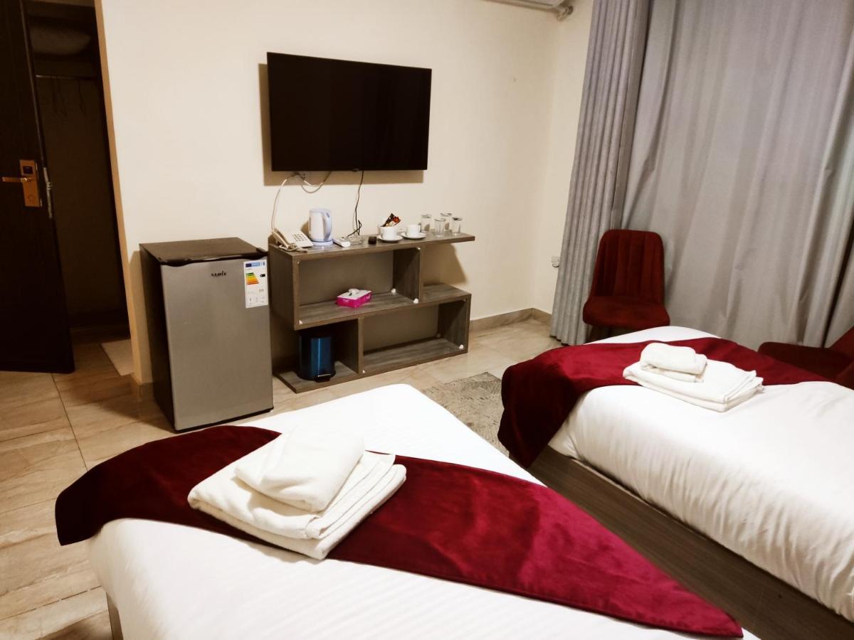 Golden Plaza Hotel Аман Екстериор снимка