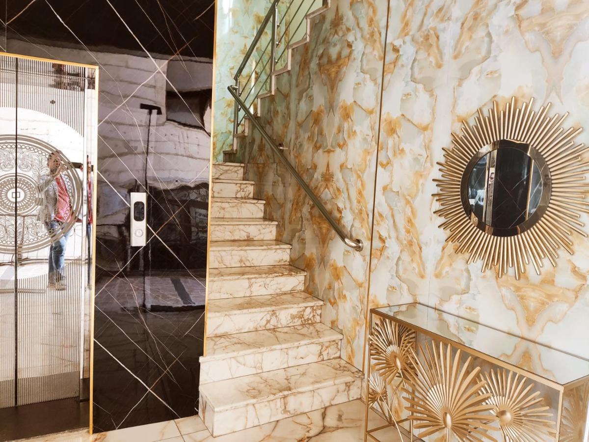 Golden Plaza Hotel Аман Екстериор снимка