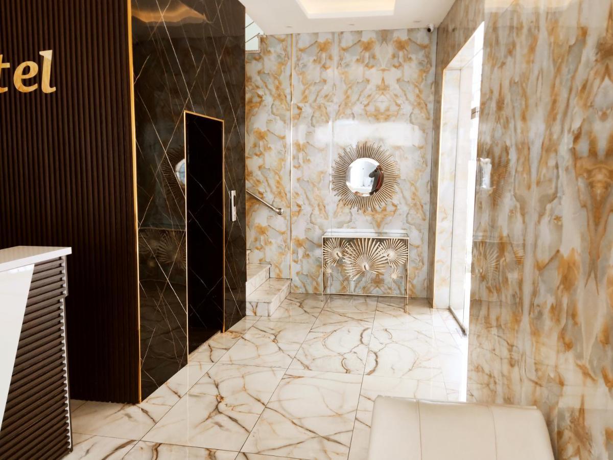 Golden Plaza Hotel Аман Екстериор снимка