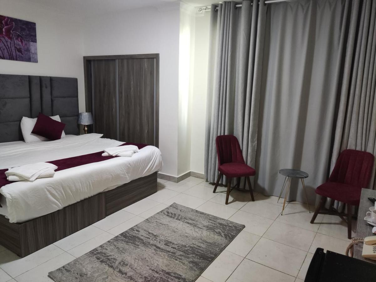 Golden Plaza Hotel Аман Екстериор снимка