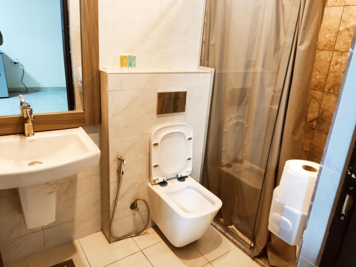 Golden Plaza Hotel Аман Екстериор снимка