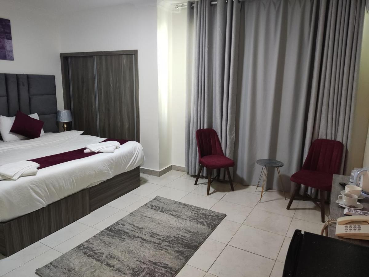 Golden Plaza Hotel Аман Екстериор снимка