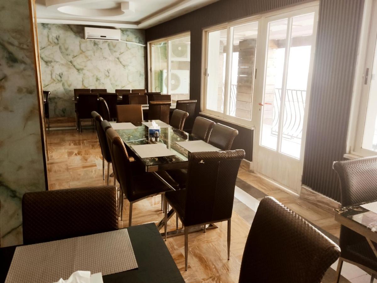 Golden Plaza Hotel Аман Екстериор снимка