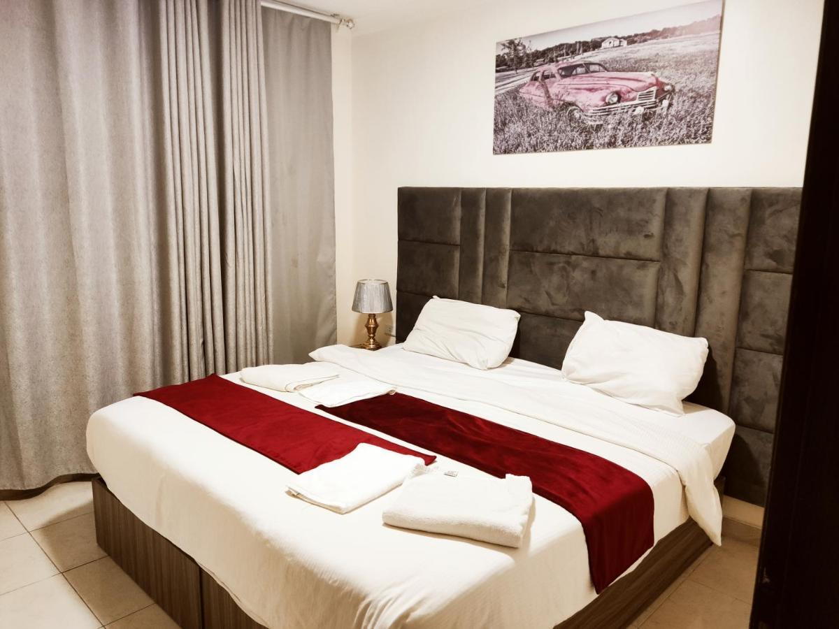 Golden Plaza Hotel Аман Екстериор снимка
