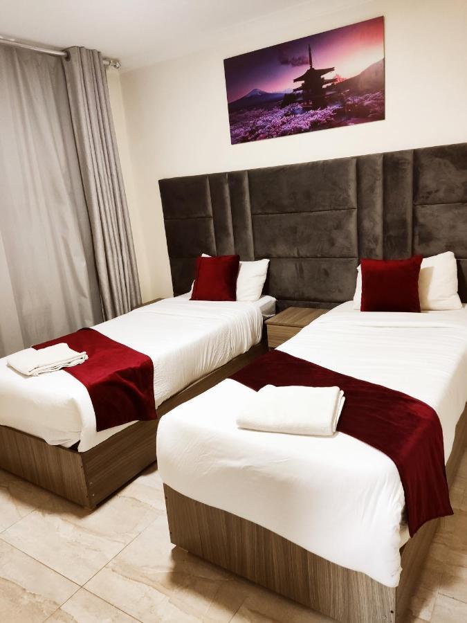 Golden Plaza Hotel Аман Екстериор снимка