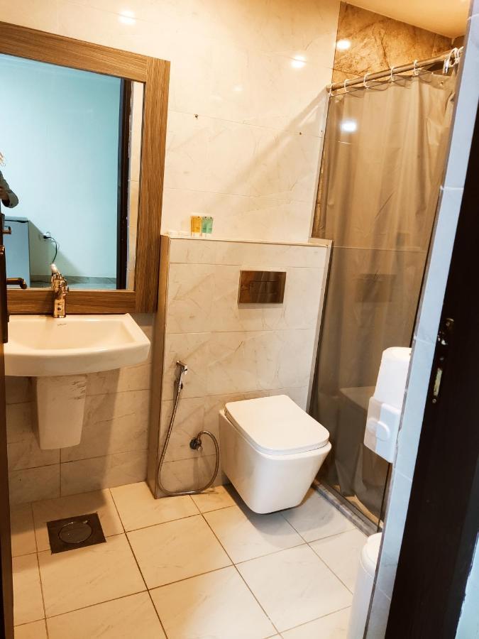Golden Plaza Hotel Аман Екстериор снимка