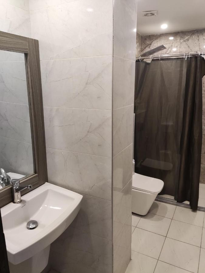 Golden Plaza Hotel Аман Екстериор снимка